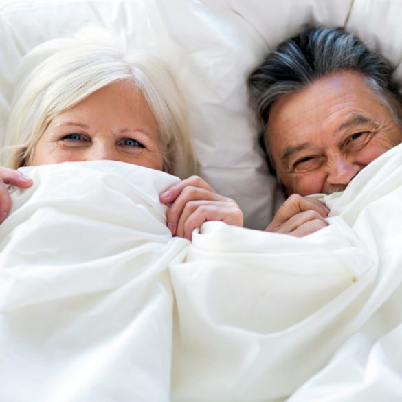 twee ouderen liggen in bed