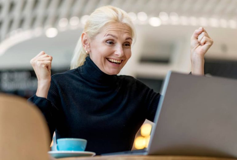 vrouw maakt gebruik van casino bonus