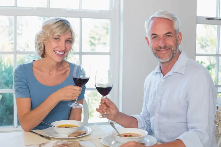 man en vrouw met glas rode wijn