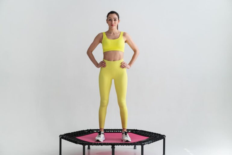 vrouw met fitness kleding op trampoline