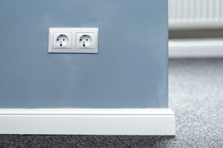 dubbele wandcontactdoor op blauwe muur