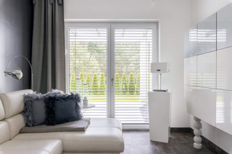 interieur met bank en ramen met blinds en gordijnen