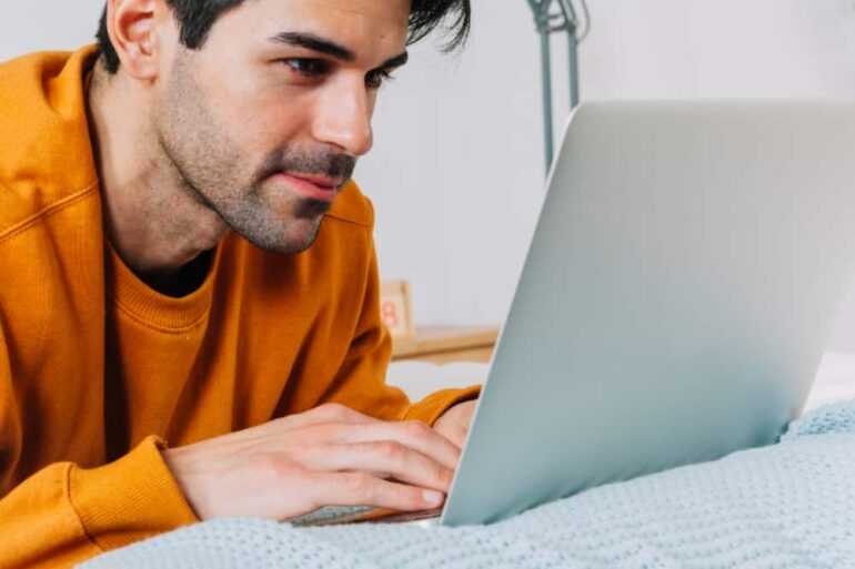 man vergelijkt pakketten op het internet