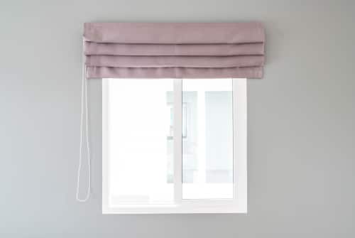 raam met zacht lila raambekleding