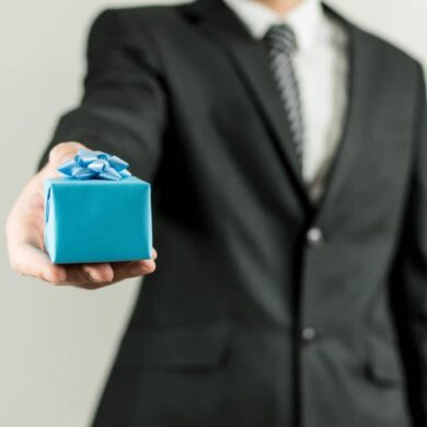 man in pak geeft geschenk