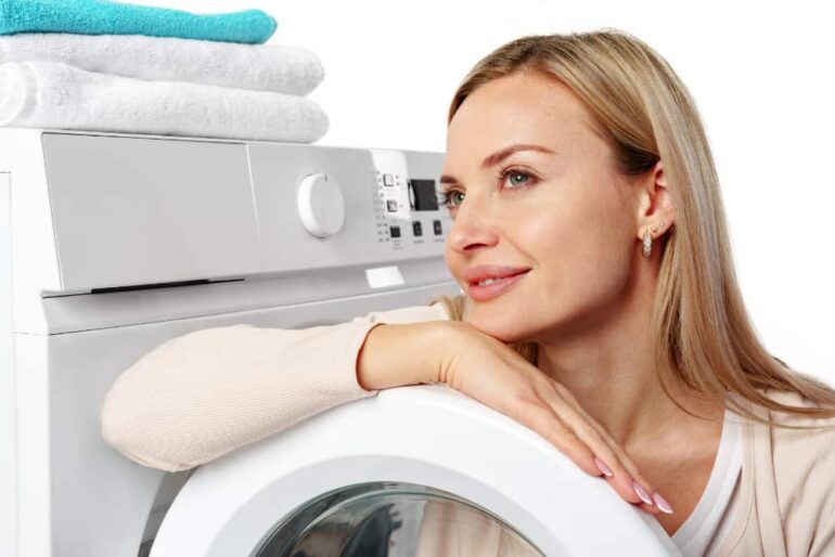 vrouw is blij met wasmachine