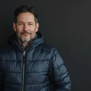 man in gewatteerde winterjas, zwarte achtergrond