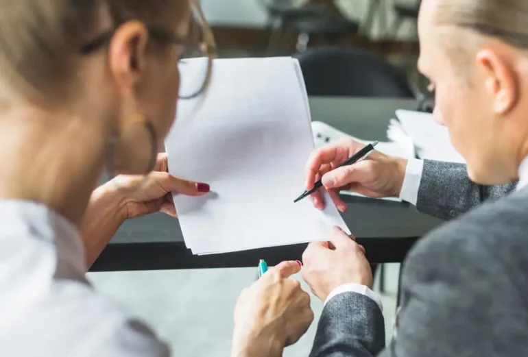 Twee mensen ondertekenen een overeenkomst