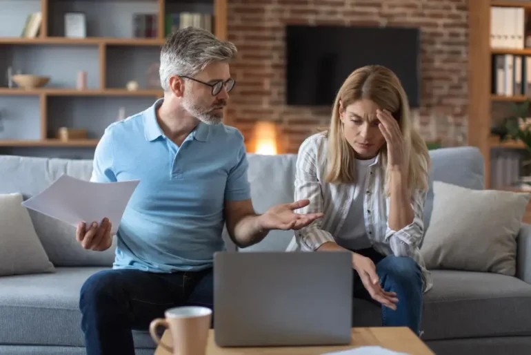 stel praat bezorgd met laptop en en brief
