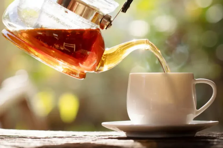 thee wordt geschonken uit theepot