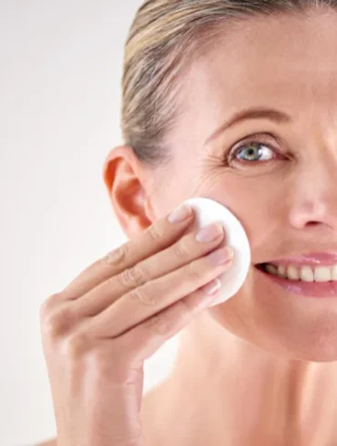 vrouw reinigt gezicht