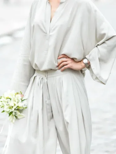 Vrouw met jumpsuit en bruidsboeket