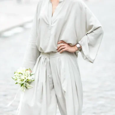 Vrouw met jumpsuit en bruidsboeket