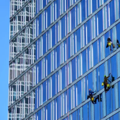 Glazenwassers bij flatgebouw