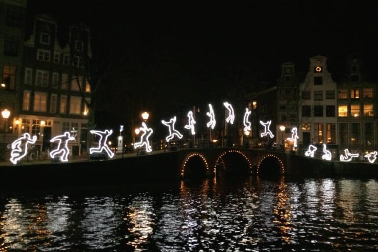 Verlichte brug voor Light Festival in Amsterdam