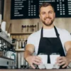 barista serveert koffie in bekers