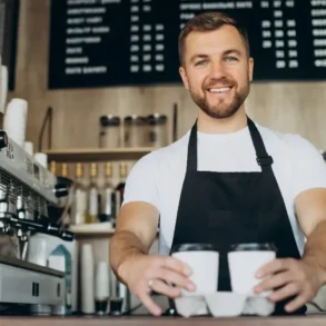 barista serveert koffie in bekers