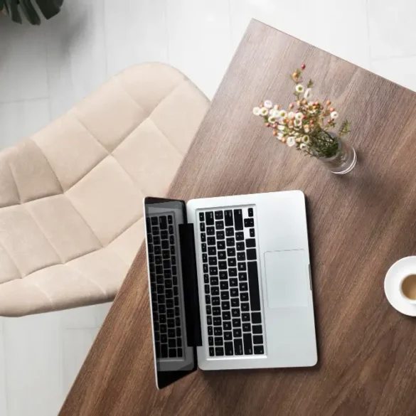 Werkplek met tafel stoel en laptop