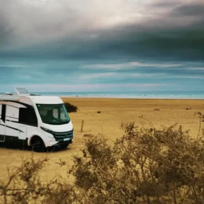 camper op zand aan het water