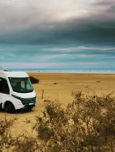 camper op zand aan het water