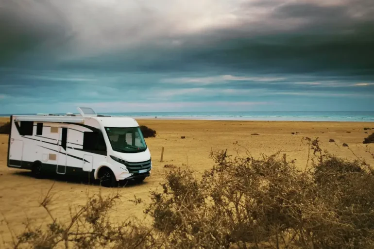 camper op zand aan het water