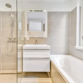 kleine compacte badkamer met zwevend meubel, douche en bad