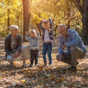 Grootouders met kleinkinderen in een zonnig bos in de herfst
