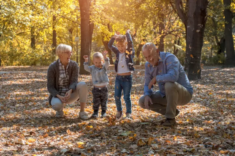 Grootouders met kleinkinderen in een zonnig bos in de herfst