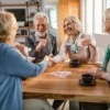 Groep van vier ouderen die samen een kaartspel spelen