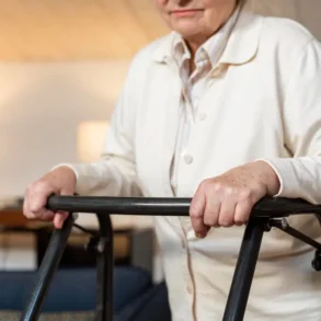 vrouw loopt met rollator