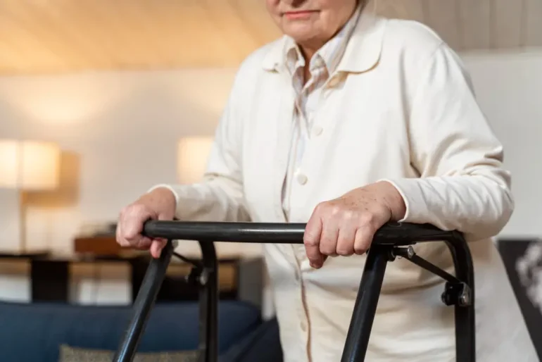 vrouw loopt met rollator